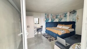 A bedroom with a bed, a desk, and a laptop. - Pahadi Pind Homestay 2BR Mukteshwar - Mountain View (Mukteshwar)