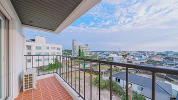 Deluxe-Doppelzimmer, Balkon, Stadtblick | Terrasse/Patio