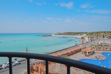 Deluxe Twin Room, Balcony, Beach View | Terrace/patio. Geumneung inn