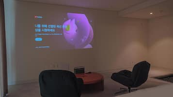 Deluxe-Doppelzimmer, Balkon, Stadtblick | Schreibtisch, kostenloses WLAN