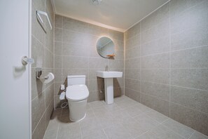 Bathroom - Geumneung inn (Jeju City)