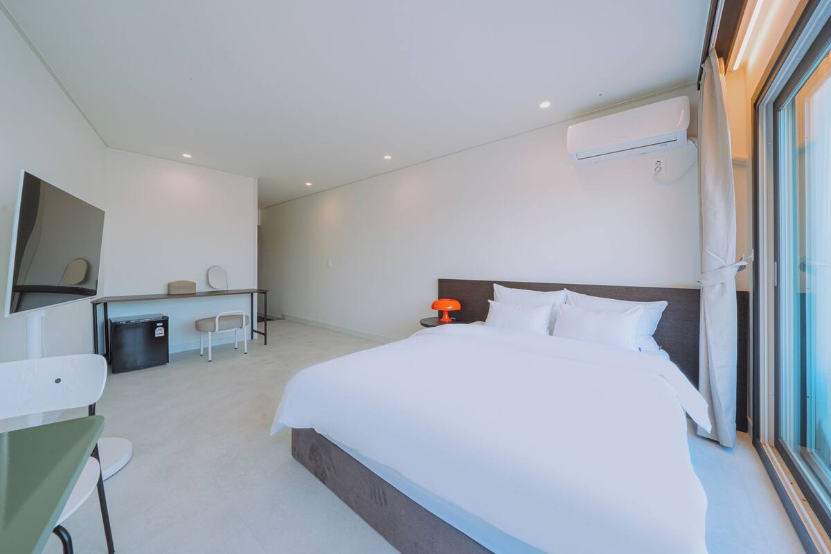 Standard Single Room, Balcony, Beach View | Desk, free WiFi