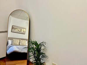 1 habitación, tabla de planchar con plancha, wifi y ropa de cama 