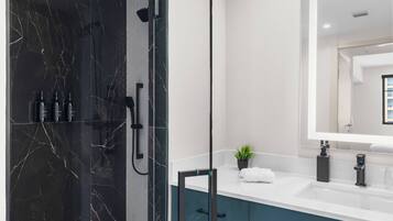 Dusche, Haartrockner, Handtücher