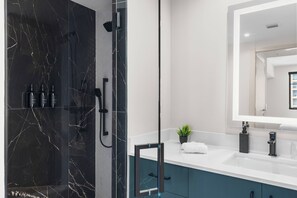 Regadera, secadora de cabello, toallas, jabón 