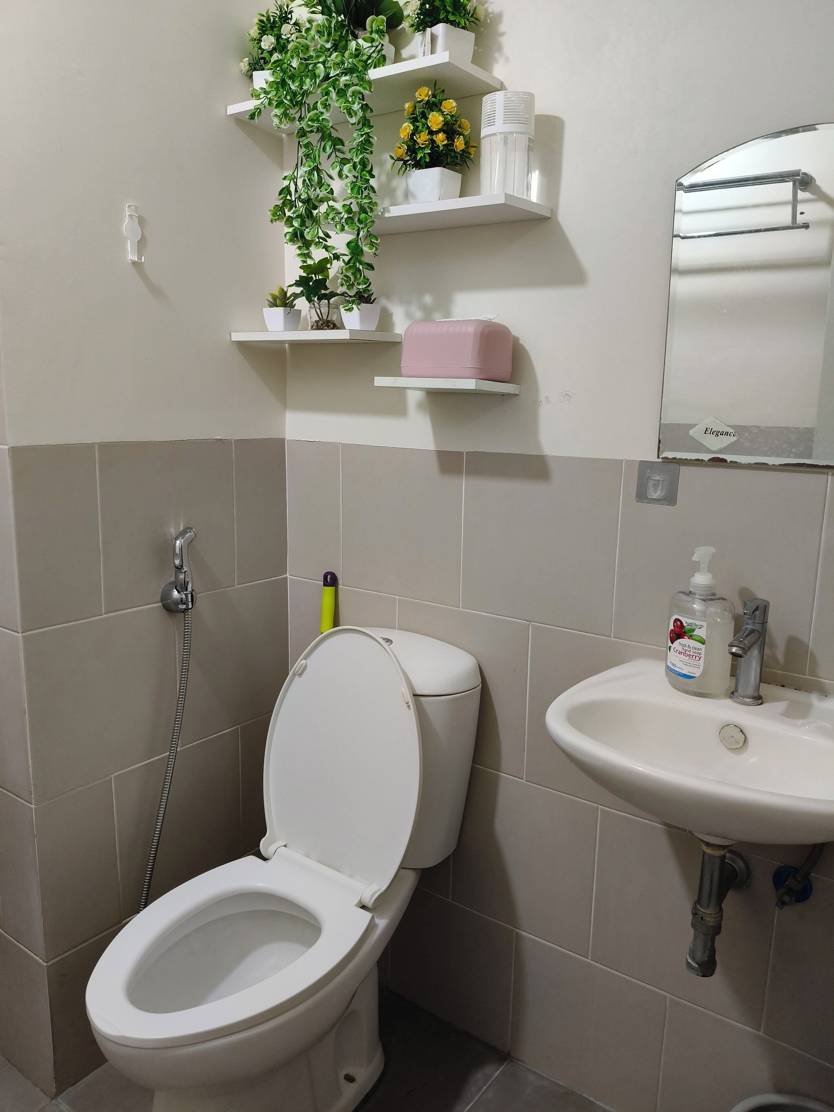 Suihku, hiustenkuivaaja, pyyhkeet, saippua