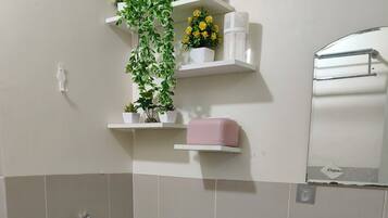 Suihku, hiustenkuivaaja, pyyhkeet, saippua