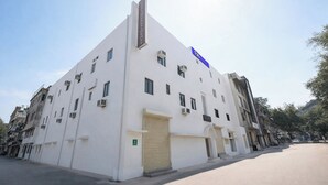 A modern hotel with a white facade, multiple windows, and a blue sign indicating it is a hotel. - Fabhotel Fortune Residency - Nr Sarai Rohilla Railway Station (New Delhi)