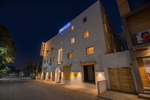 A building with a sign for 'fab hotels' and a gated entrance. - FabHotel Fortune Residency - Nr. Sarai Rohilla Railway Station (New Delhi)