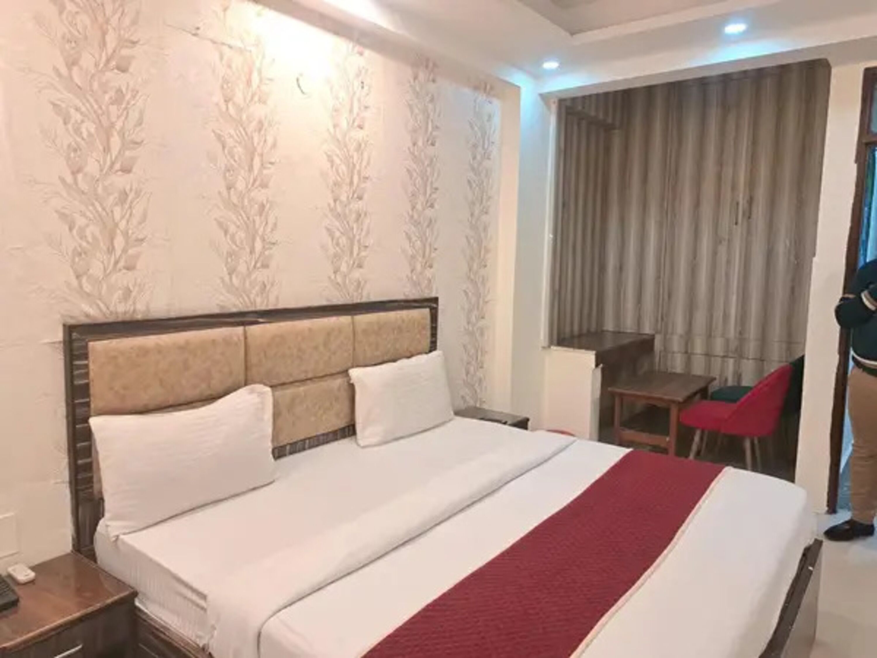 Egyptiske bomuldslagner, premium-sengetøj, pengeskab på værelset