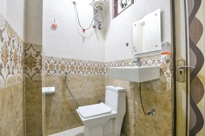 Shower, rainfall showerhead, free toiletries, towels - Fabhotel Lookout Stay (New Delhi)