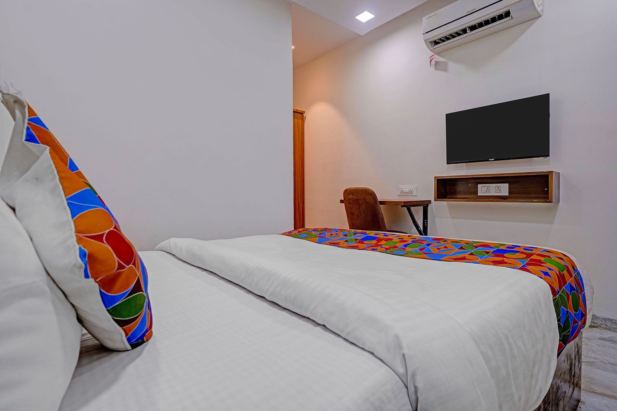 Egyptian cotton sheets, premium bedding, in-room safe, free WiFi