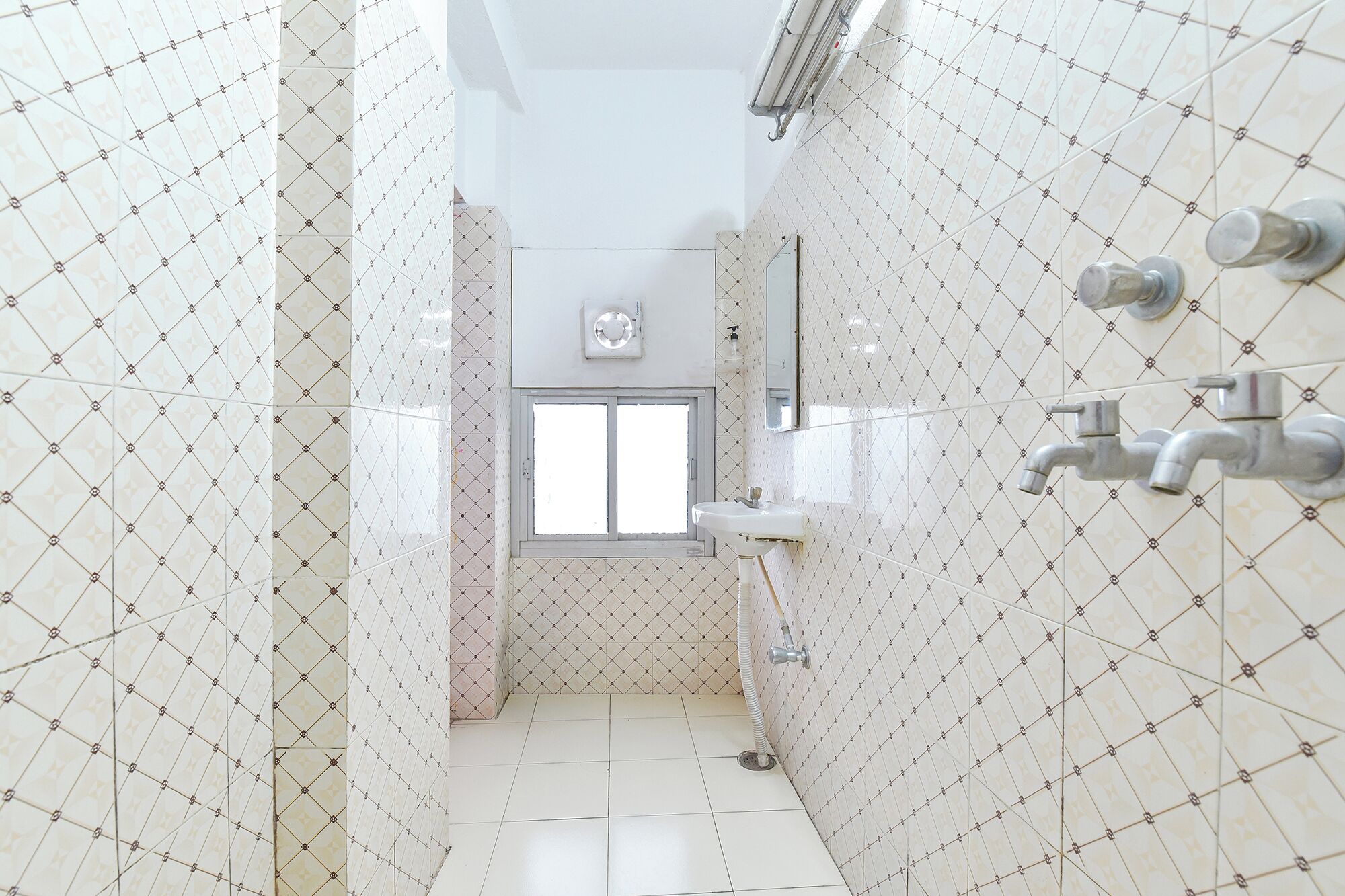 Shower, rainfall showerhead, free toiletries, towels