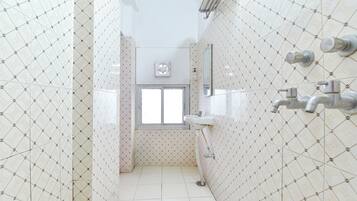 Shower, rainfall showerhead, free toiletries, towels