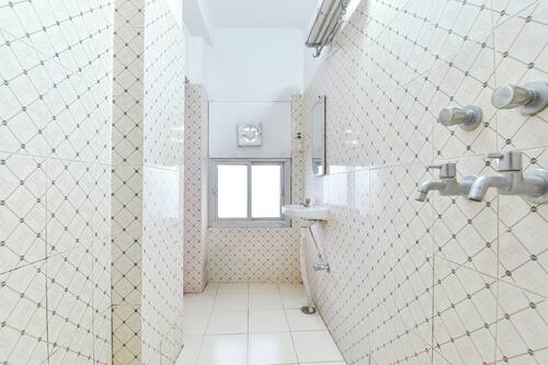 Shower, rainfall showerhead, free toiletries, towels