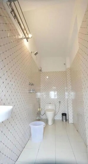 Shower, rainfall showerhead, free toiletries, towels