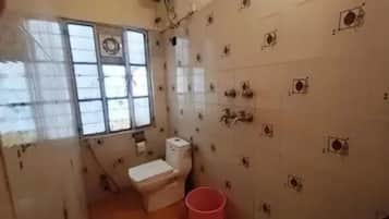 Deluxe Room | Bathroom | Shower, rainfall showerhead, free toiletries, towels