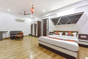 Egyptian cotton sheets, premium bedding, in-room safe, free WiFi