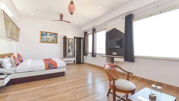 Egyptian cotton sheets, premium bedding, in-room safe, free WiFi