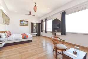 Egyptian cotton sheets, premium bedding, in-room safe, free WiFi