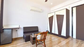 Egyptian cotton sheets, premium bedding, in-room safe, free WiFi