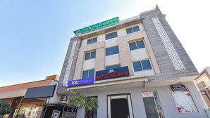 Een meerlaags gebouw met een bord waarop 'Hotel Bungalow 16' en 'Fab Hotels' staat.