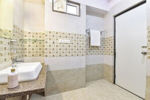 Shower, rainfall showerhead, free toiletries, towels - Fabhotel Bunglow 16 (Jaipur)