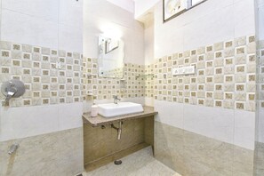 Shower, rainfall showerhead, free toiletries, towels