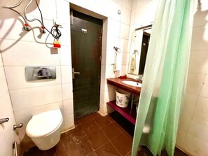 Deluxe Room | Bathroom | Shower, rainfall showerhead, free toiletries, towels