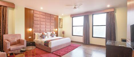 Egyptian cotton sheets, premium bedding, in-room safe, free WiFi