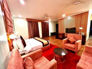 Egyptian cotton sheets, premium bedding, in-room safe, free WiFi