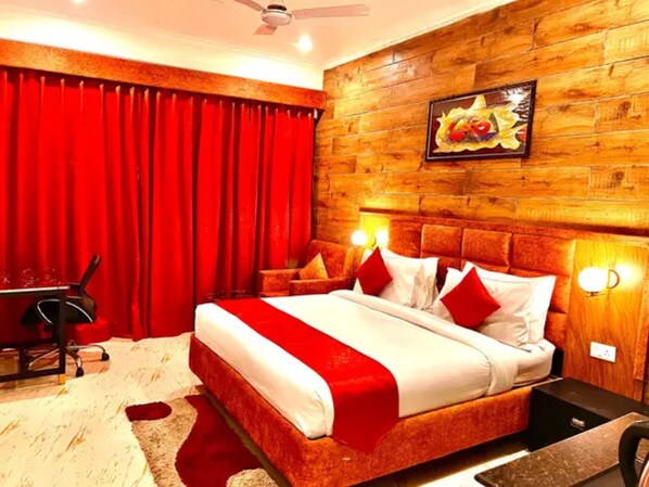 Egyptian cotton sheets, premium bedding, in-room safe, free WiFi