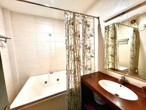 Shower, rainfall showerhead, free toiletries, towels