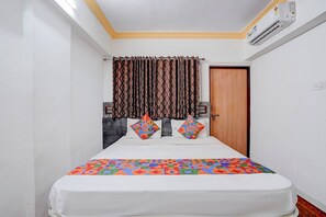 Egyptian cotton sheets, premium bedding, free WiFi, bed sheets - Fabhotel Raj (Bhor)
