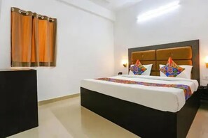 Deluxe Room | Egyptian cotton sheets, premium bedding, in-room safe, free WiFi - Fabhotel The Prasiddh (Agra)