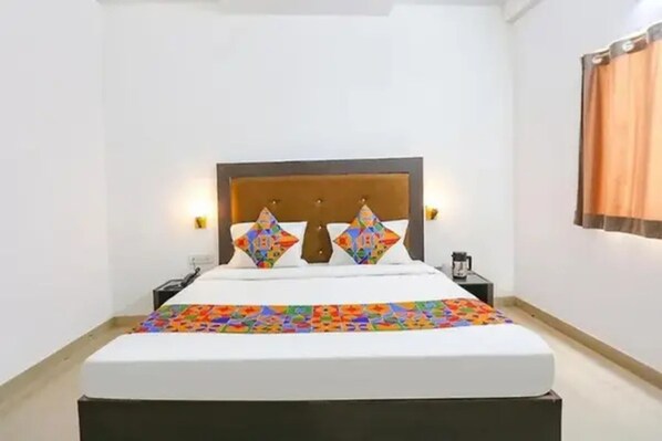 Egyptian cotton sheets, premium bedding, in-room safe, free WiFi - Fabhotel The Prasiddh (Agra)