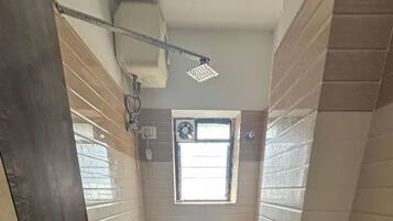 Shower, rainfall showerhead, free toiletries, towels