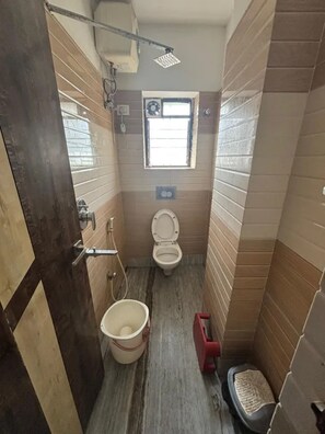 Dusch, regndusch, gratis toalettartiklar och handdukar