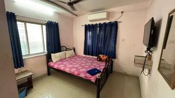 Egyptian cotton sheets, premium bedding, in-room safe, free WiFi