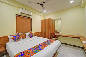 Egyptian cotton sheets, premium bedding, in-room safe, free WiFi - Fabhotel Srp (Hyderabad)