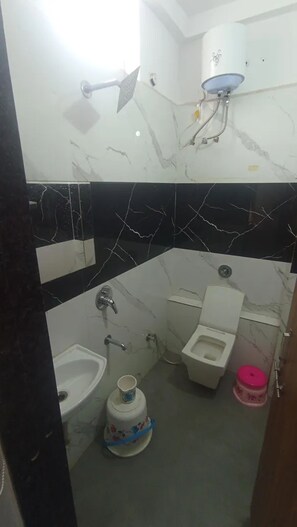 淋浴設備、淋浴花灑、免費盥洗用品、毛巾