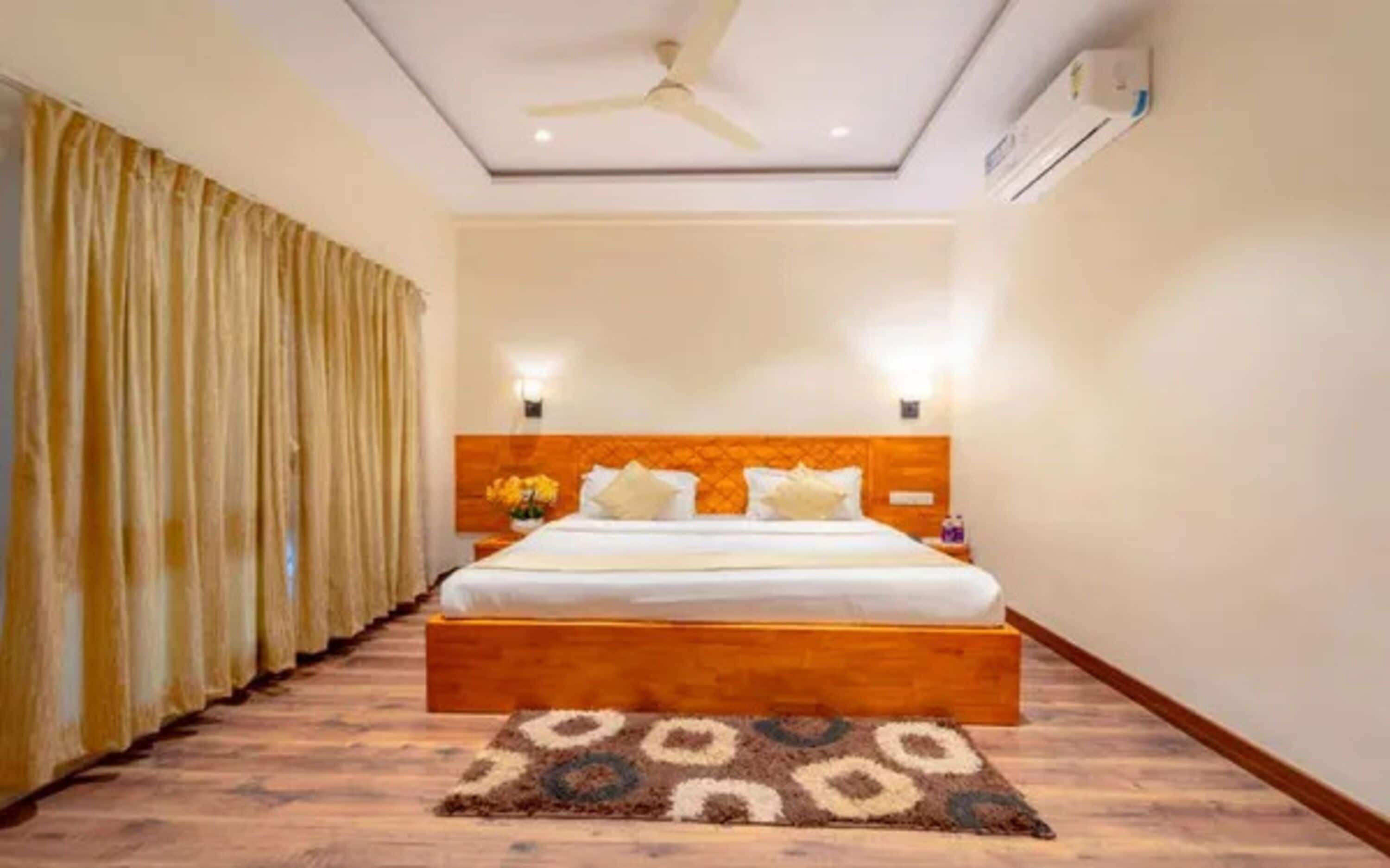 ملاءات من القطن المصري وأغطية فراش متميزة وخزنة داخل الغرفة