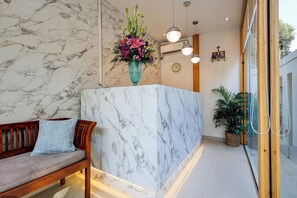 ฝ่ายต้อนรับ