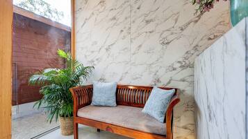 Coin salon dans le hall