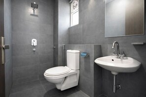 Regadera, regadera tipo lluvia, amenidades de baño gratuitas, toallas 