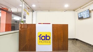 Een receptiebalie met een bordje 'fab hotels'.