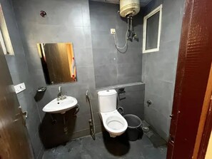 Deluxe Room | Bathroom | Shower, rainfall showerhead, free toiletries, towels - Fabhotel Pp Residency By Yellow Saffron (New Delhi)