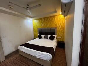 Egyptian cotton sheets, premium bedding, in-room safe, free WiFi - Fabhotel Pp Residency By Yellow Saffron (New Delhi)
