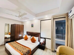 Egyptian cotton sheets, premium bedding, in-room safe, free WiFi