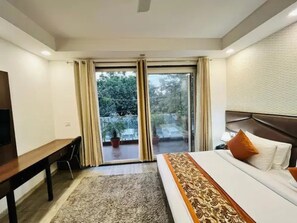 Egyptian cotton sheets, premium bedding, in-room safe, free WiFi